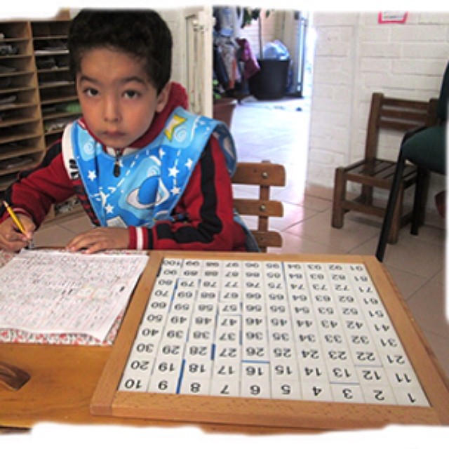 Con el tablero del 100 aprendo a contar de uno en uno y de diez en diez #pedroyana #matemáticas #Montessori #aprendiendo