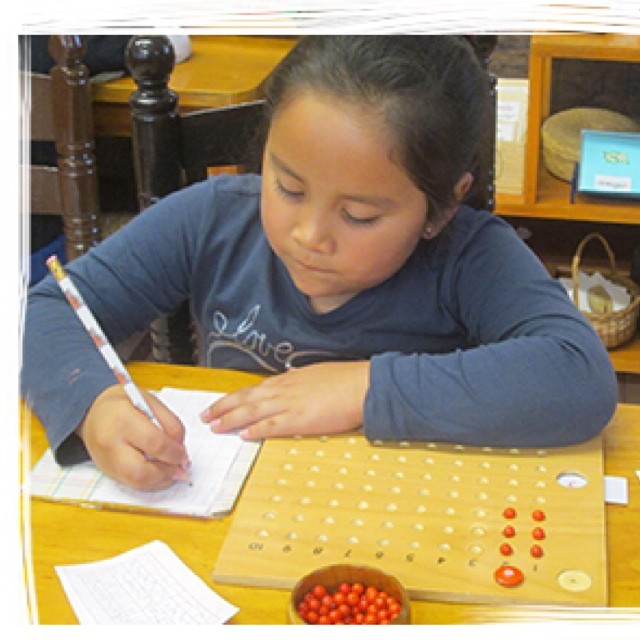 Mi hermana el próximo año entra a taller I y vamos a estar juntas. Quiero ser yo la que le ayudé con la división de centenas. Así que mejor me apuro! #pedroyana #montessori #hermanas #matemáticas  #dona  #donación #donativos #apoya #crea #crece #amorDeHermanas #aprender