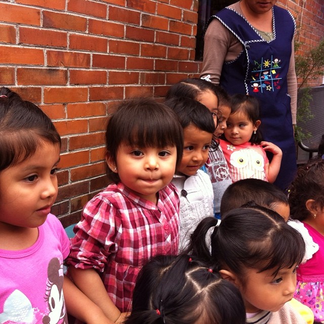 Preparándome para mi primera foto de grupo! #pedroyana #montessori #foto #grupo #amigos #FinDeAño