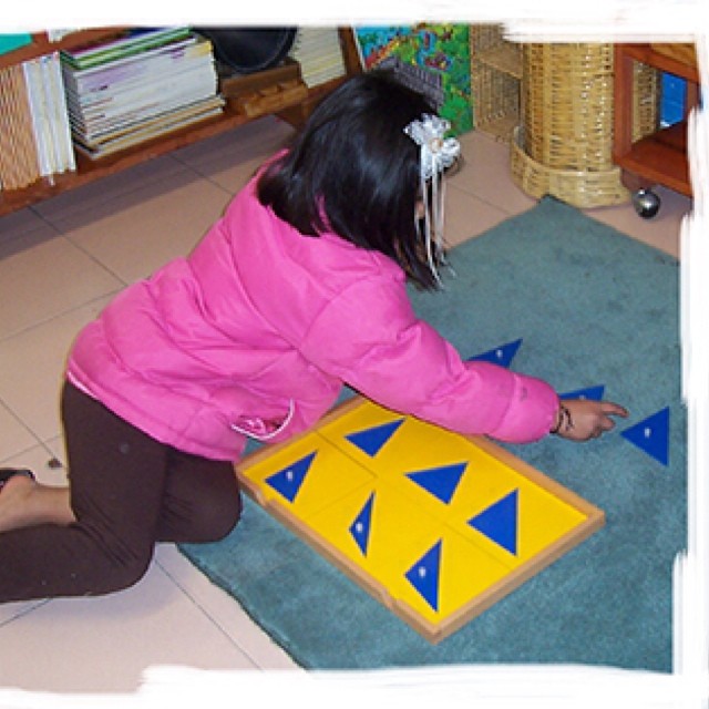 Hoy trabajé con el gabinete de geometría. Hay muchas figuras que se pueden formar con tres lados #pedroyana #montessori #matemáticas #geometría