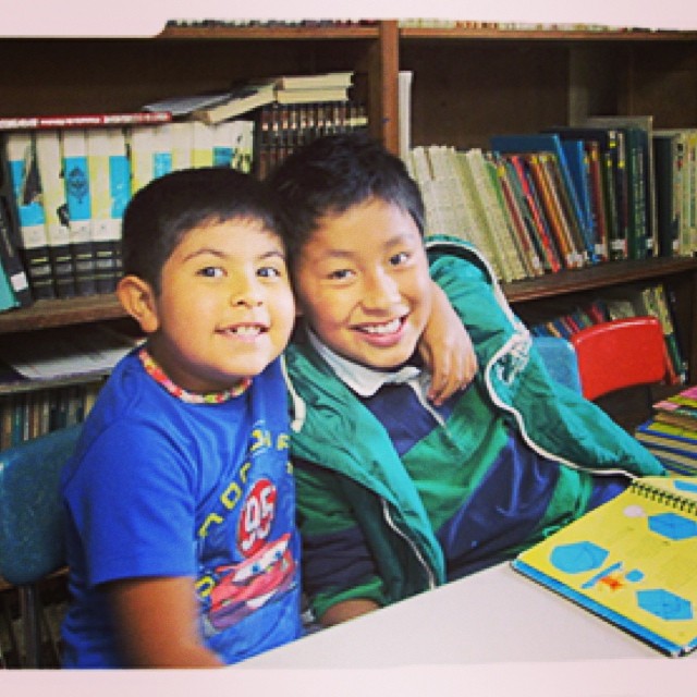 Siempre puede ser un buen día entre amigos! Por la importancia, la calidad y la cantidad de convivencia entre compañeros, Montessori fortalece las relaciones entre amigos, permite crear hermanos para toda la vida. #pedroyana #amigos #confía #crea #amor #hermanos #cariño #crecimiento #NoAlBulling